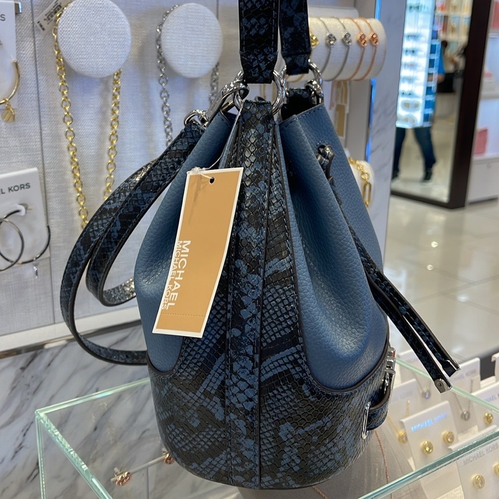 MICHAEL KORS 
Reed Md Pebbled Leather Belted Bucket Messenger Satchel Crossbody - Picture 13 of 16